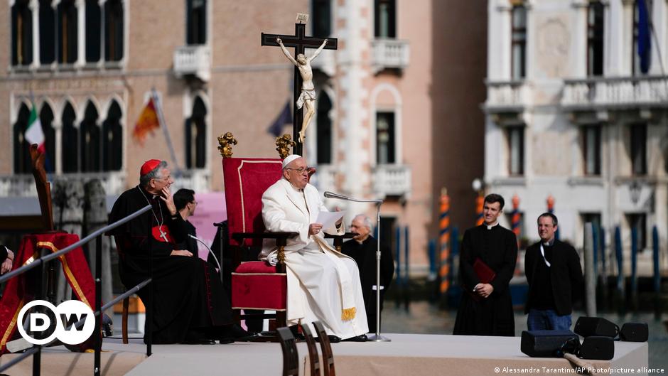Pope Francis travels to Venice to attend&nbsp;Biennale