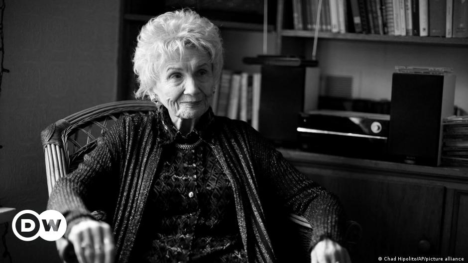 Nobel Prize-winning author Alice Munro dies aged&nbsp;92