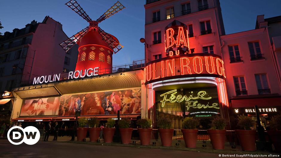 Paris’ Moulin Rouge cabaret gets its red windmill&nbsp;back
