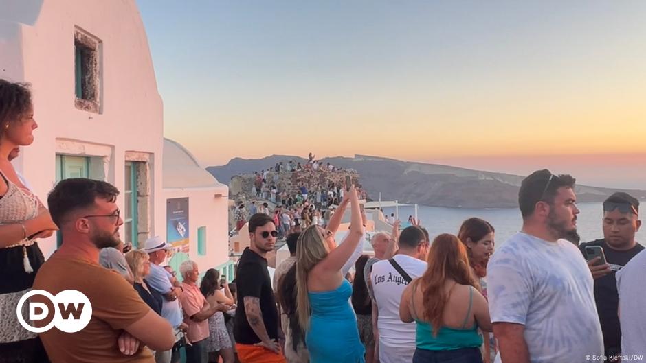 Santorini: Overtourism due to cruise ship&nbsp;visitors